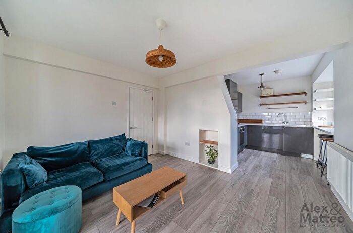3 Bedroom Flat To Rent In Longfield Estate, Bermondsey, SE1