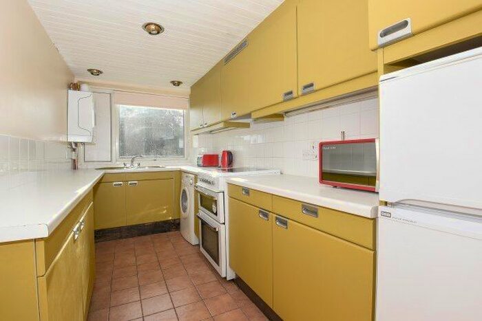 2 Bedroom Flat To Rent In New Wanstead, London, E11