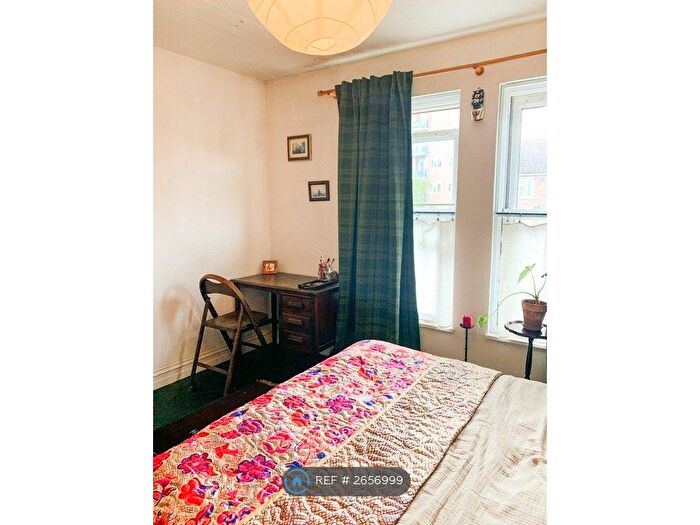 1 Bedroom Flat To Rent In Victoria Park Court, London, E9