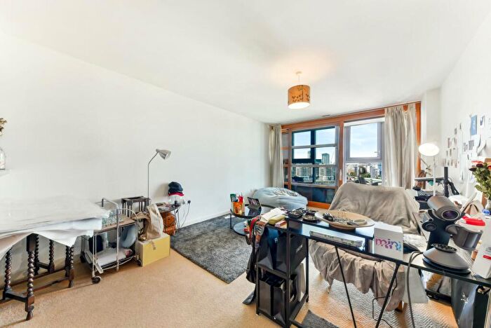 1 Bedroom Flat To Rent In Falcon Wharf, Battersea, London, SW11