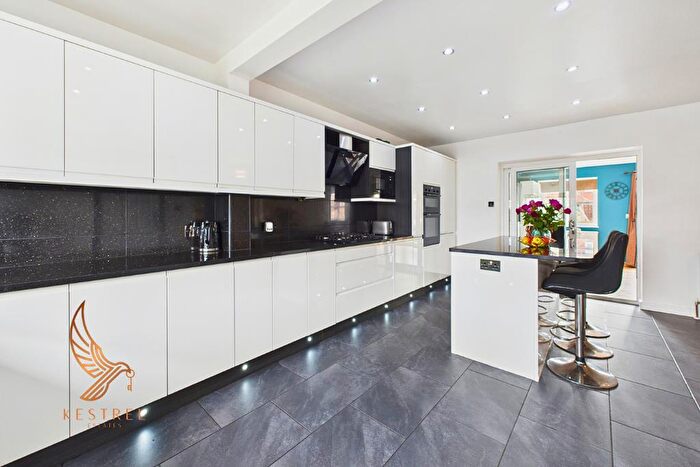 4 Bedroom Semi-Detached House For Sale In Denaby Avenue, Conisbrough, DN12