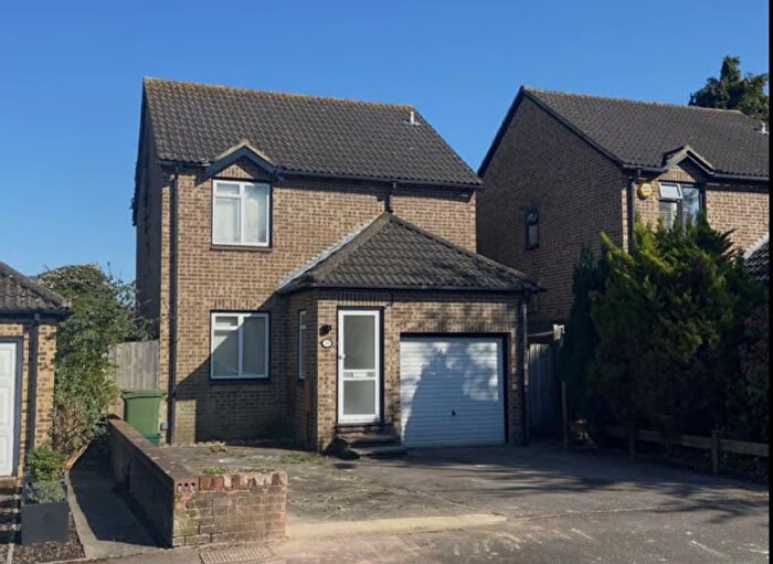 3 Bedroom Detached House To Rent In Claydon Drive, Croydon, Surrey, CR0