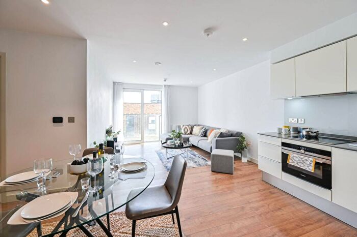 2 Bedroom Flat To Rent In Castle Square, Elephant And Castle, London, SE17
