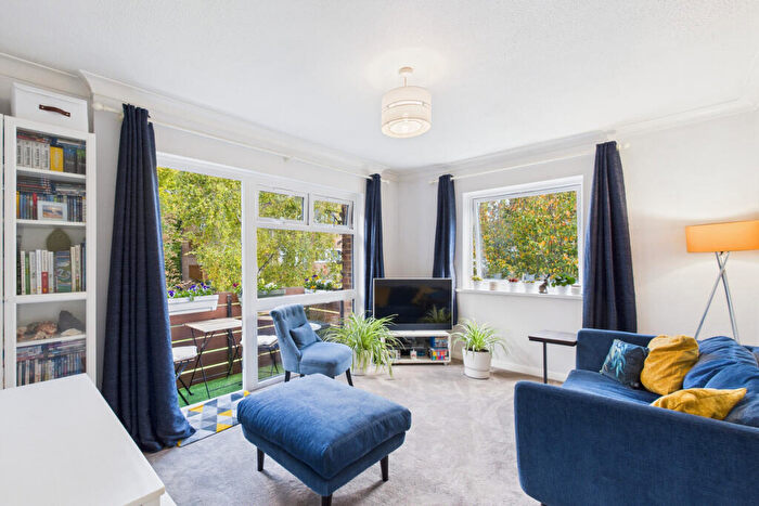 2 Bedroom Apartment For Sale In Fern Drive, Hemel Hempstead, HP3