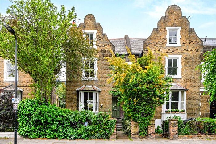 4 Bedroom Semi-Detached House For Sale In De Beauvoir Square, London, N1