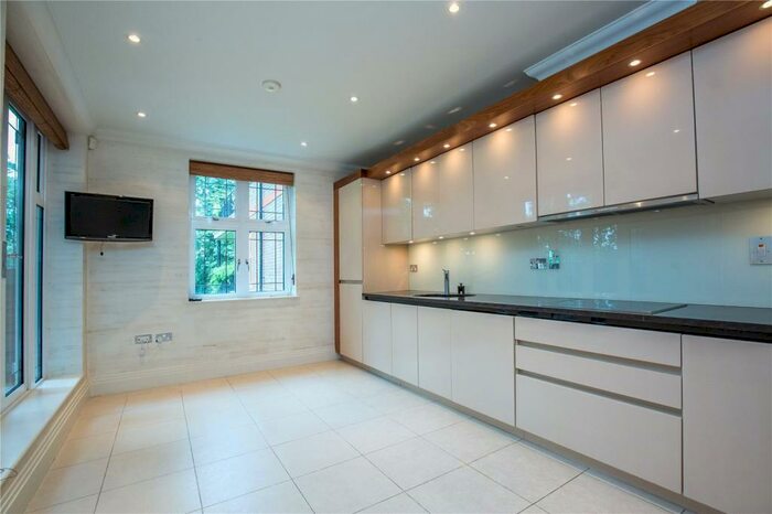 3 Bedroom Apartment To Rent In Unwin Court, Beaumont Close, London, N2