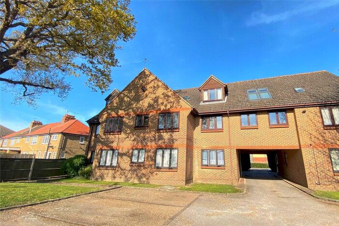 1 Bedroom Flat To Rent In Farm Road, Esher, Surrey, KT10