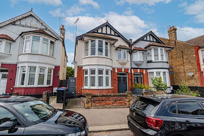 4 Bedroom Semi-Detached House For Sale In Southbourne Grove, Westcliff-On-Sea, SS0