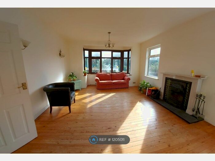 3 Bedroom Bungalow To Rent In Billet Road, Romford, RM6