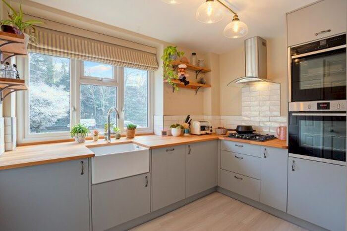 2 Bedroom Flat To Rent In Berkeley Court, Weybridge, KT13