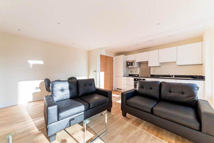 2 Bedroom Apartment To Rent In Keymer Place, London, E14
