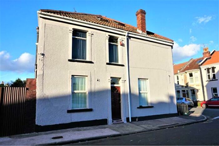 3 Bedroom Maisonette To Rent In Co-Operation Road, Bristol, BS5