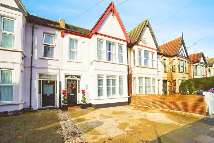 2 Bedroom Flat For Sale In Valkyrie Road, Westcliff-on-sea, SS0