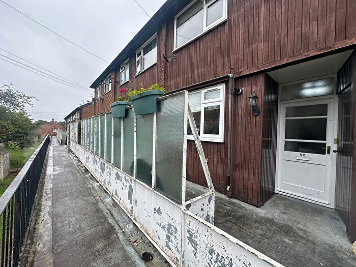 2 Bedroom Maisonette For Sale In Lincombe Drive, Leeds, West Yorkshire, LS8