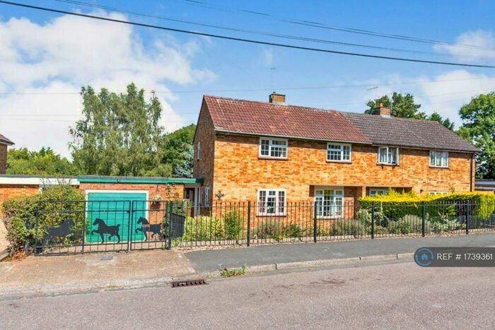 3 Bedroom Semi-Detached House To Rent In East View, Essendon, Hatfield, AL9