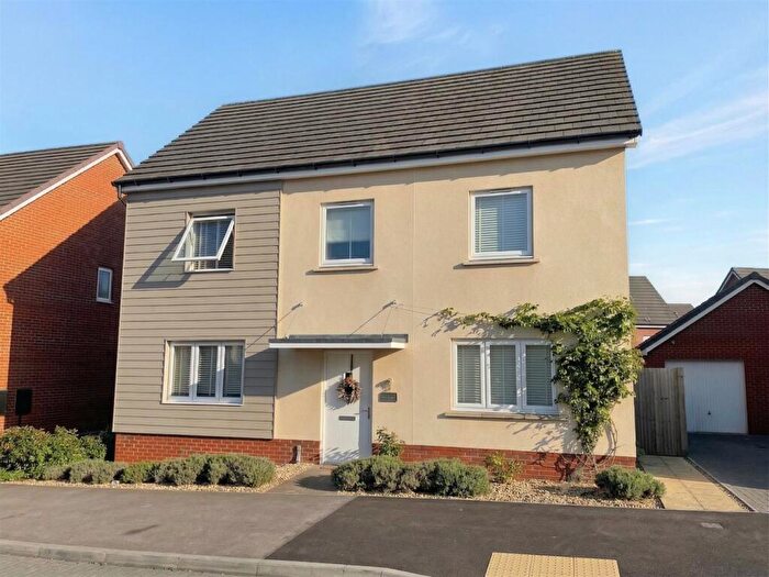 4 Bedroom Detached House For Sale In Barker Close, Longhedge, Salisbury, SP4