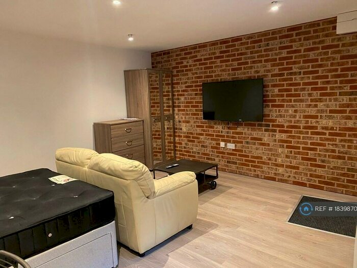 1 Bedroom Flat To Rent In Market Street, Stourbridge, DY8