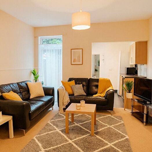 5 Bedroom House To Rent In Tiverton Road, Selly Oak, Birmingham, West Midlands, B29