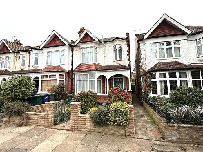 3 Bedroom End Of Terrace House For Sale In Holdenhurst Avenue, London, N12