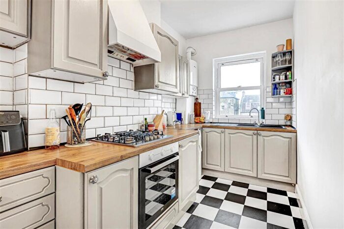 1 Bedroom Flat For Sale In Endlesham Road, SW12