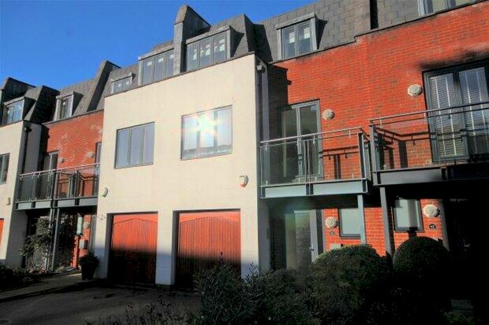 3 Bedroom House To Rent In Kings Gate, Horsham, RH12