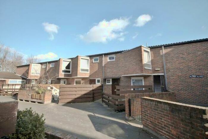 3 Bedroom Apartment To Rent In Cowdenbeath Path, London, N1