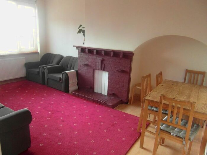 2 Bedroom Flat To Rent In Oak Tree Dell, London, NW9