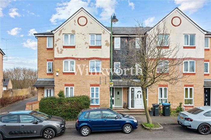 4 Bedroom House To Rent In Metford Crescent, Enfield, EN3