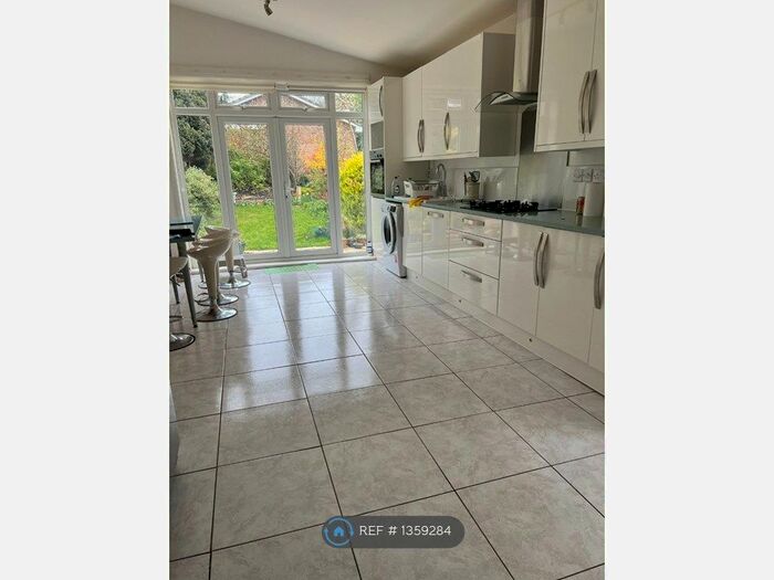 4 Bedroom Bungalow To Rent In Croham Mount, South Croydon, CR2