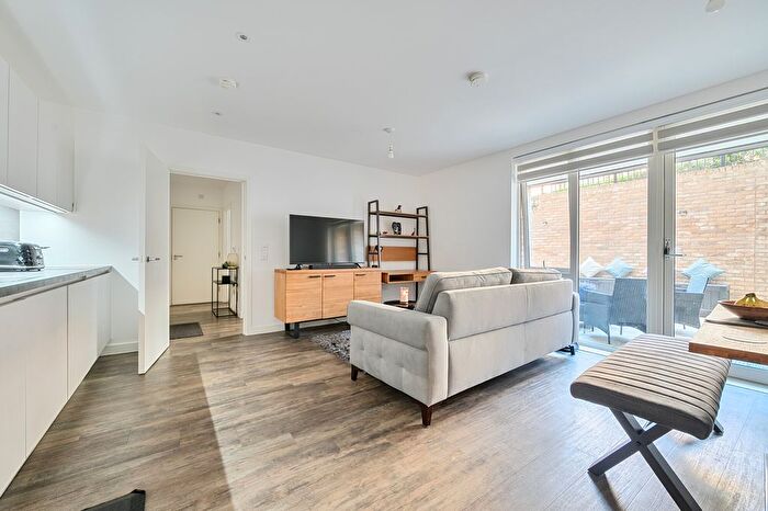 2 Bedroom Flat For Sale In Dollis Valley Drive, Barnet, EN5