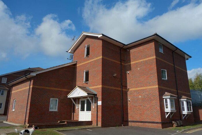 1 Bedroom Flat To Rent In Spencer Close, Aldershot, GU12