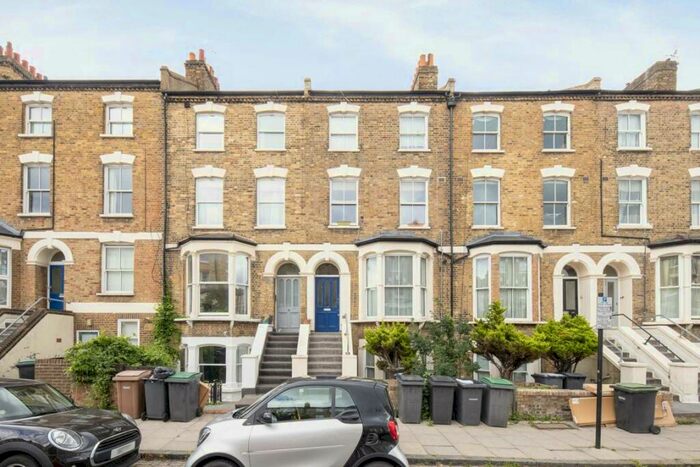 Flat To Rent In Woodstock Road, London, N4