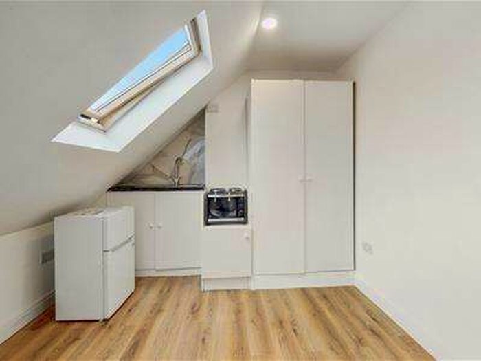 Flat To Rent In Woodfield Avenue, Wembley, HA0