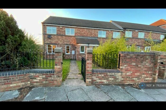 3 Bedroom Semi-Detached House To Rent In Bensham Road, Gateshead, NE8
