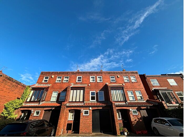 3 Bedroom Town House To Rent In Challoner Court, BS1