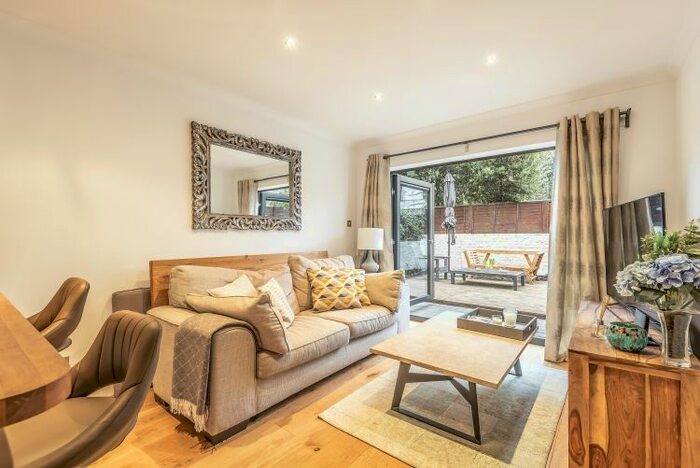 2 Bedroom Flat To Rent In Mirabel Road, London, SW6