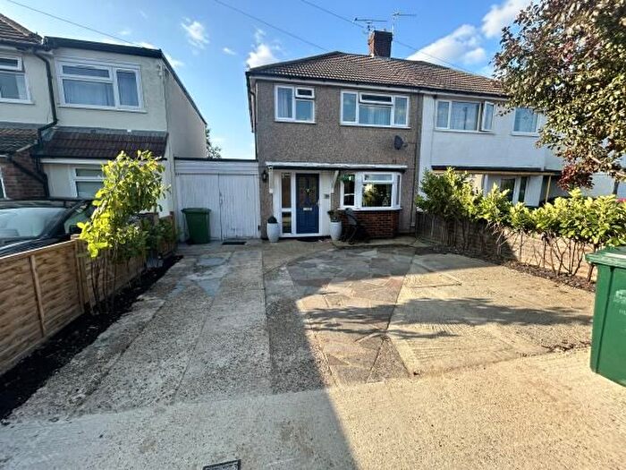 3 Bedroom Semi-Detached House To Rent In Stuart Way, Staines-Upon-Thames, TW18