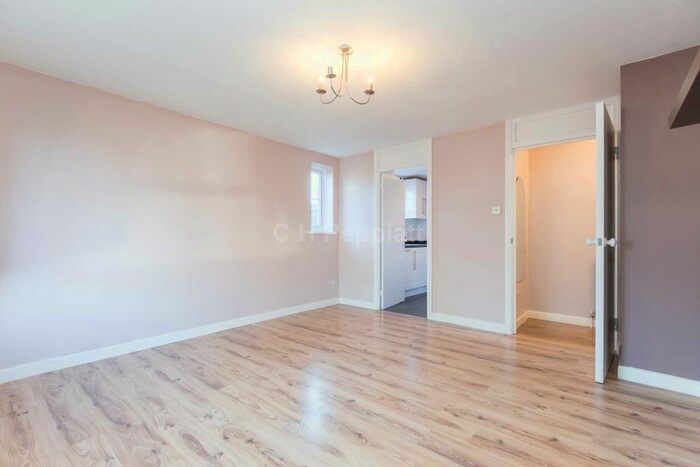 1 Bedroom Flat To Rent In Deodora Close, Whetstone, N20