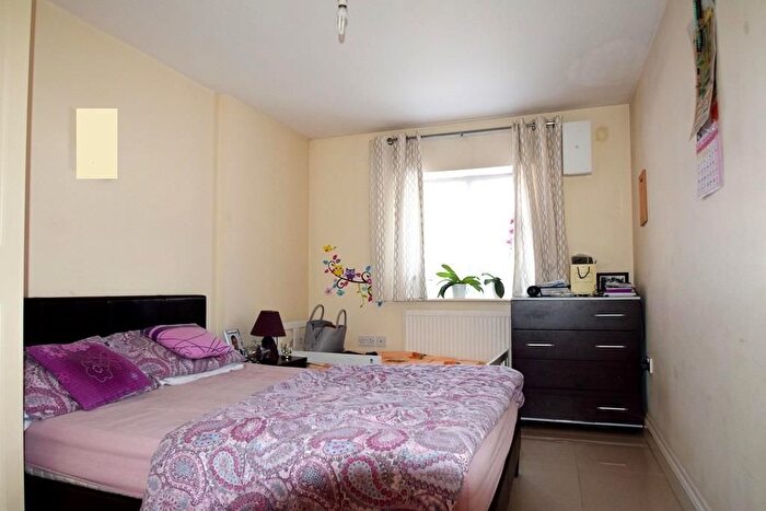 2 Bedroom Flat To Rent In Crossley Mead, - Bath Road, Cranford, TW5