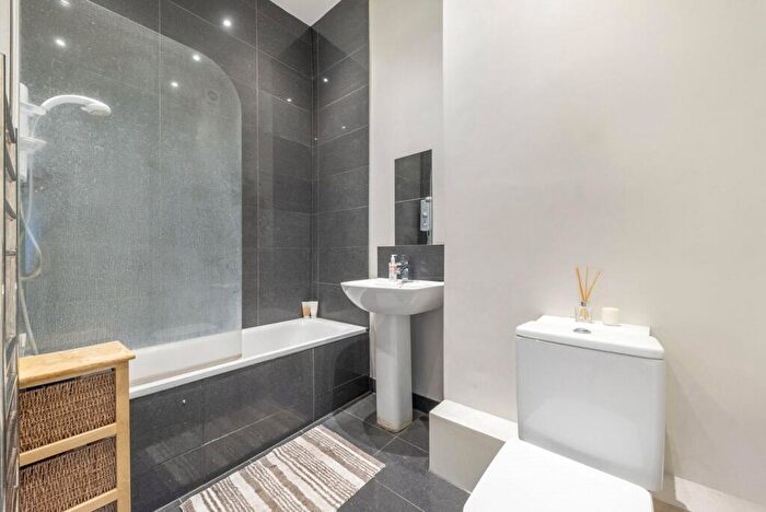 1 Bedroom Terraced House To Rent In Chalk Farm Road, Chalk Farm, NW1