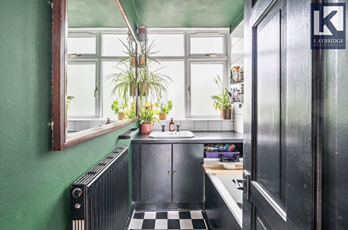 3 Bedroom Flat For Sale In Kingston Road, Epsom, KT17