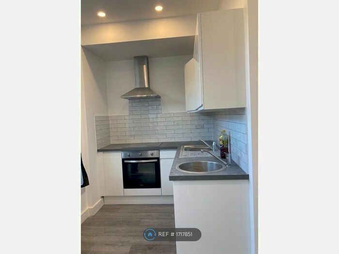 Studio To Rent In Stamford Hill, London, N16