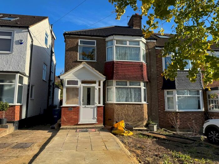 3 Bedroom Semi-Detached House To Rent In Sherrards Way, Barnet, EN5