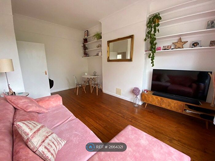 2 Bedroom Flat To Rent In West Bank, London, N16