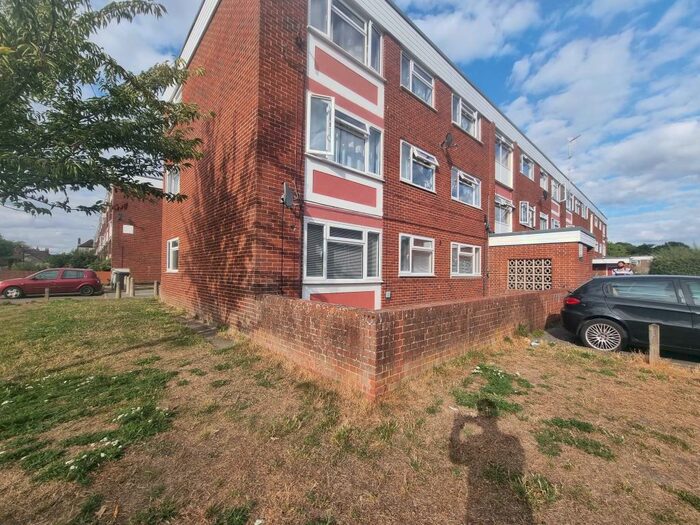 3 Bedroom Flat To Rent In Greyfriars Close, Salisbury, SP1