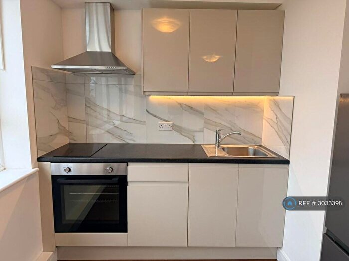 Studio To Rent In Ballards Lane, London, N3