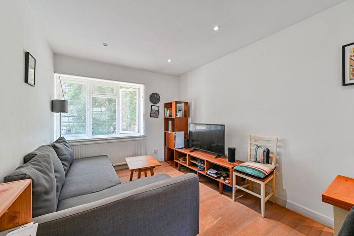 1 Bedroom Flat To Rent In St Matthew's Road, Brixton Hill, London, SW2
