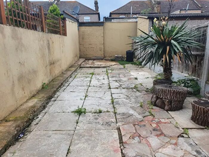 2 Bedroom Flat To Rent In Kingswood Road, IG3