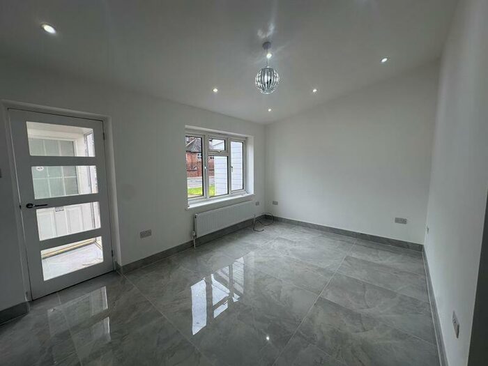 1 Bedroom Bungalow To Rent In Hatch Lane, Windsor, SL4