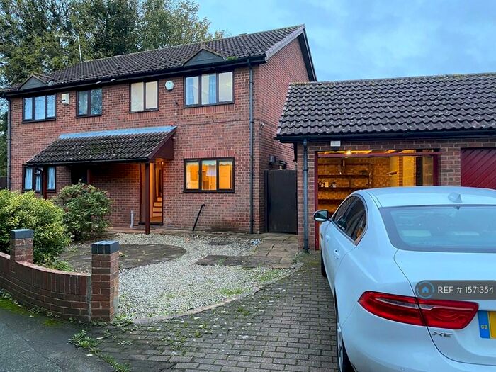 3 Bedroom Semi-Detached House To Rent In Brooklands Close, Luton, LU4